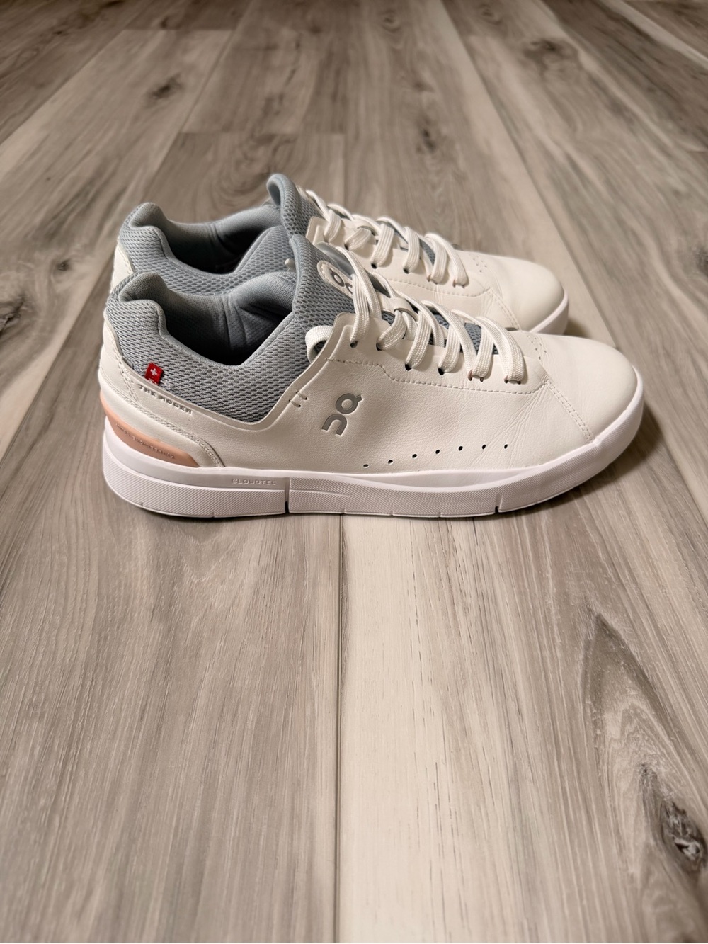 On Running The Roger Advantage White Leather CloudTec Sneakers Women’s Size 9